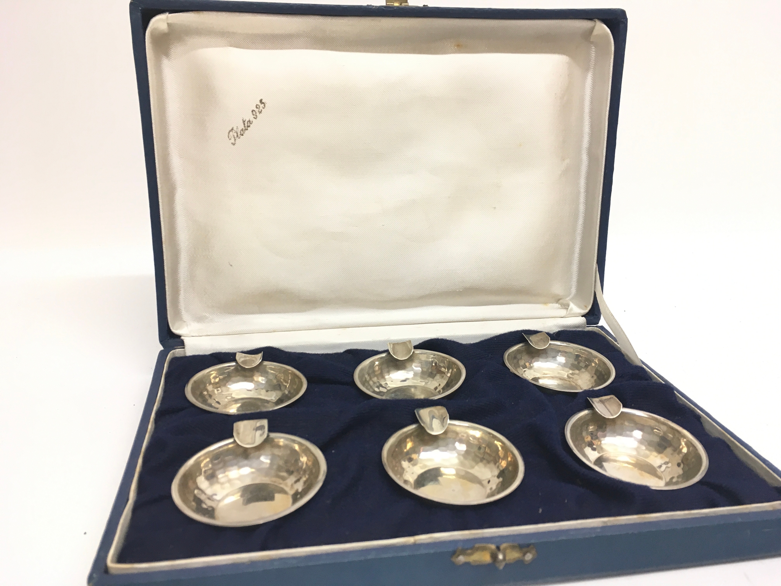 Cased silver South American personal ashtrays . 5cm wide. 65g total weight