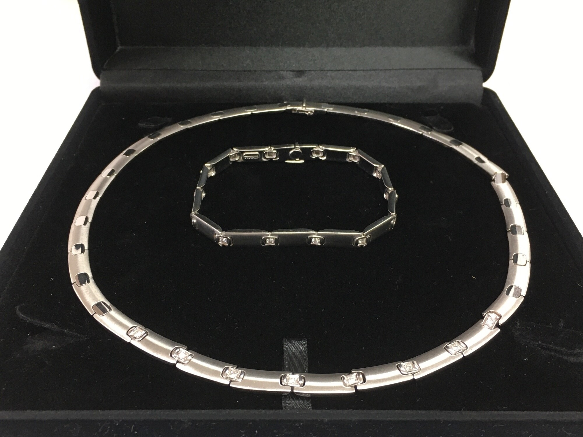 A Superior Italian 18ct white gold and diamond necklace 19cm with matching 14ct white gold with diamond bracelet 22.5cm (63.5g)
