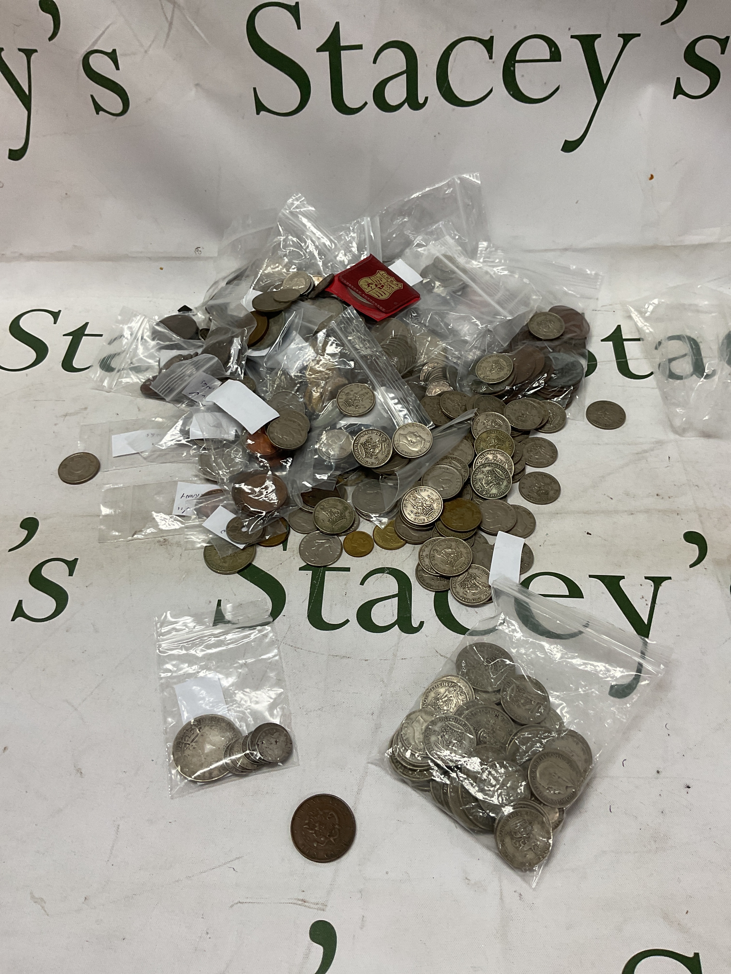Qty of coins to inc world and GB, also silver examples and pre-47 examples, along with a Kwang-Tung ten cash coin.