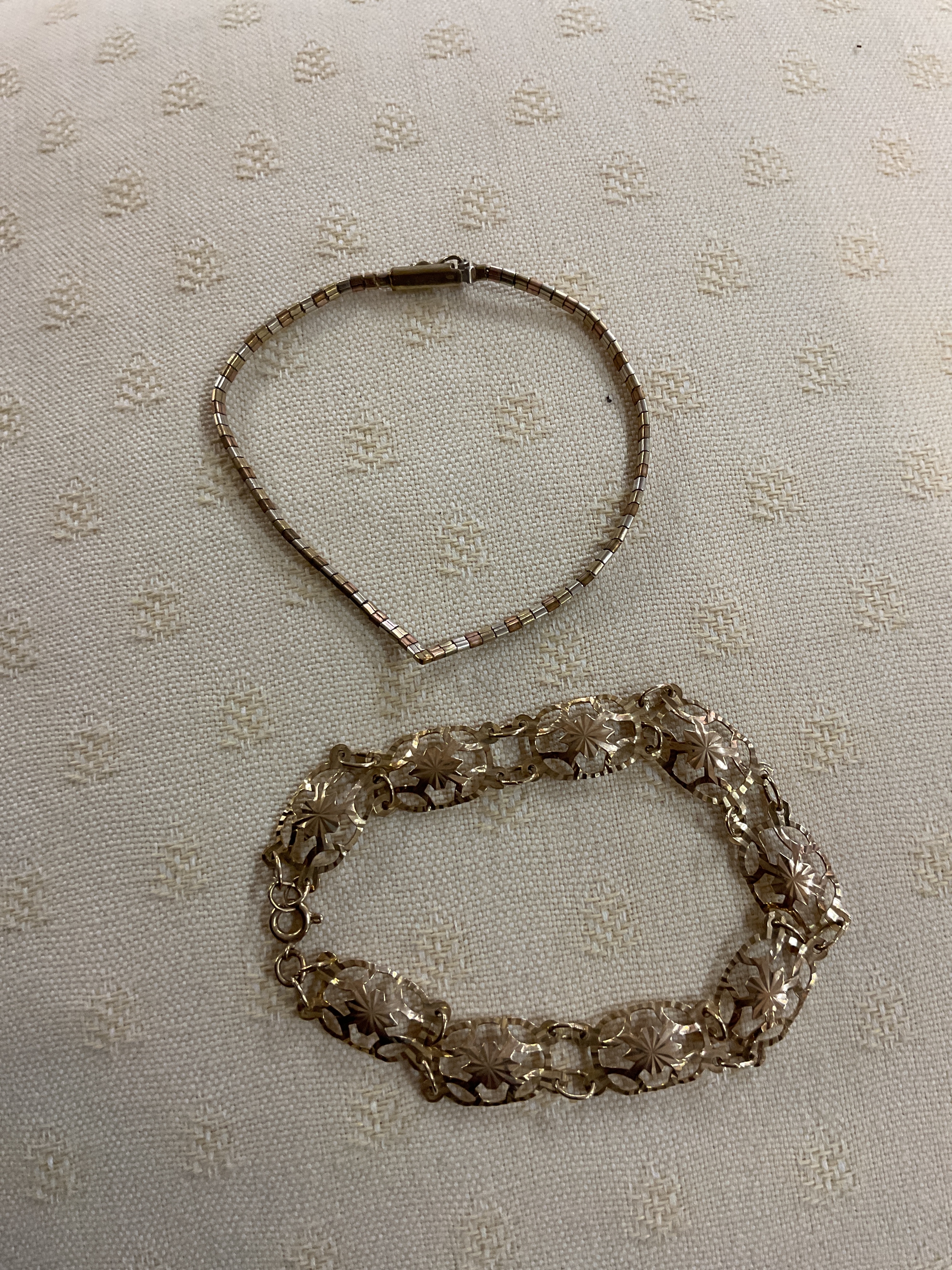 Two 9 ct bracelets weight 9 grams.
