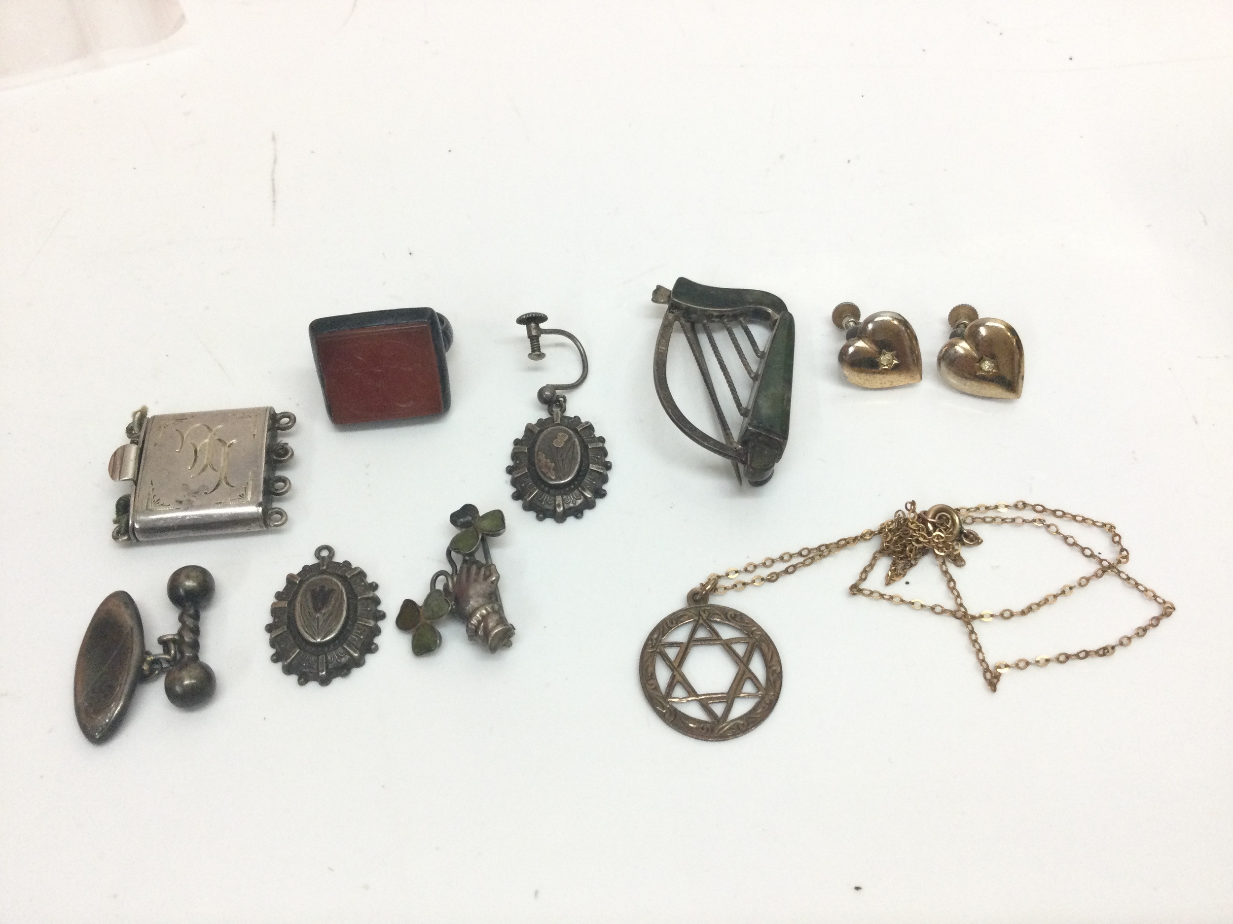 Jewellery including a 9ct gold pendant and chain, silver hallmarked earrings etc