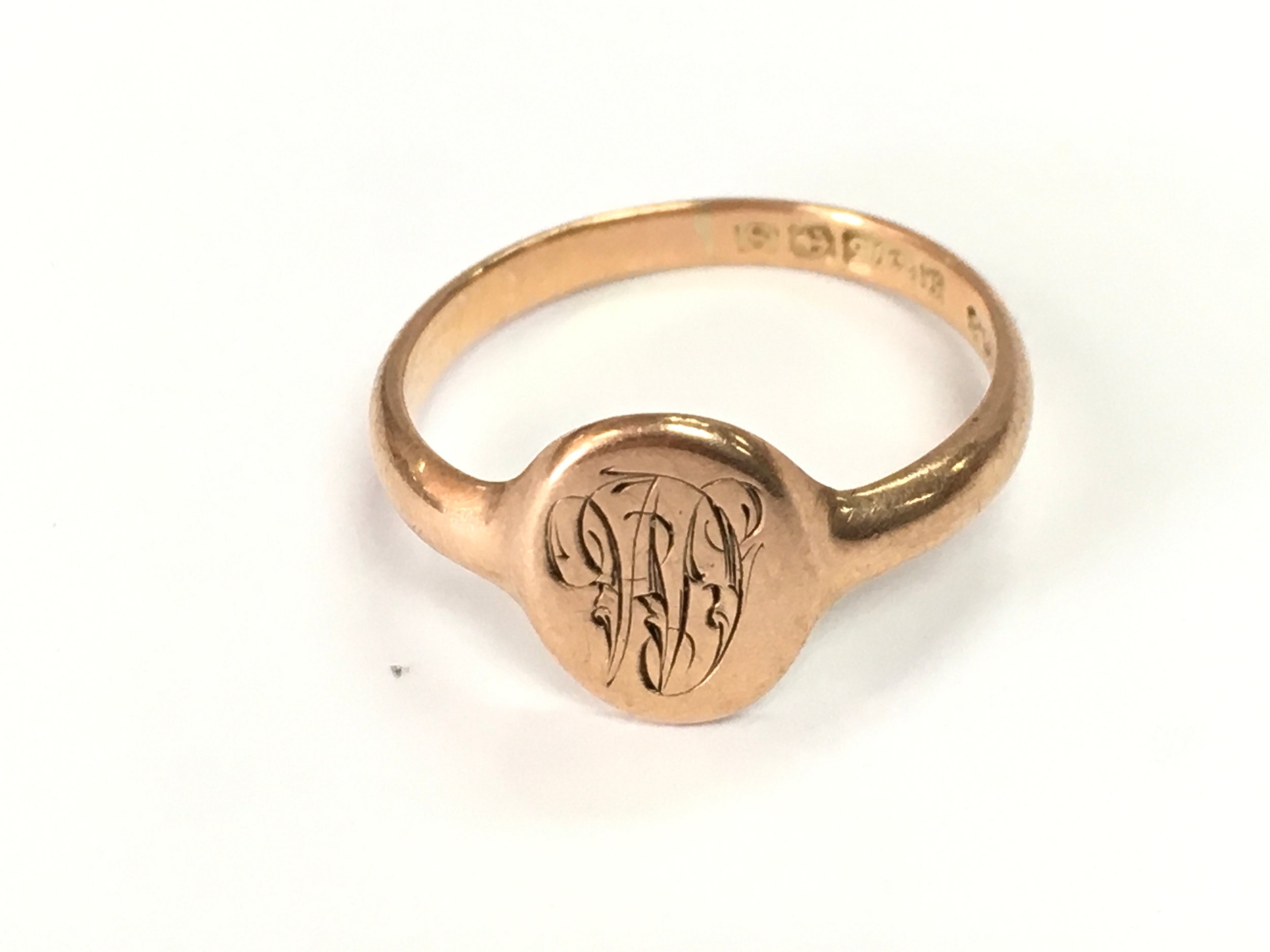 A 9ct gold gents signet ring. Size P and 2.5g