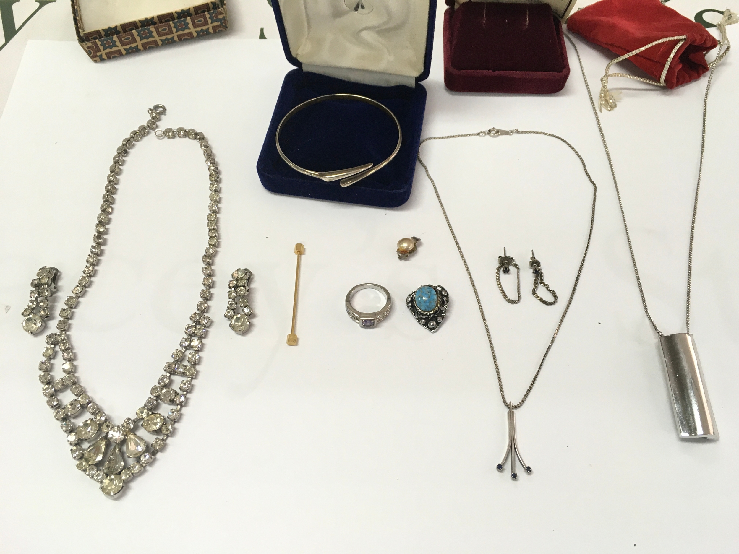 A small collection of assorted costume jewellery including silver items