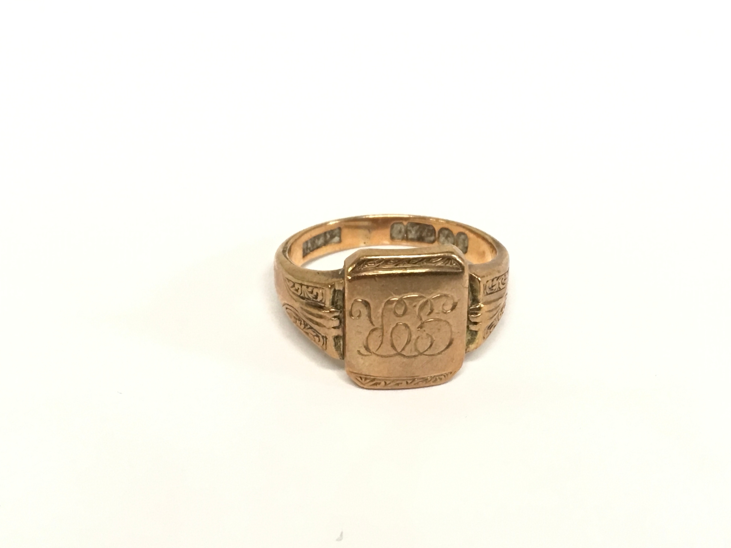 A 9ct gold gents ring. Size R 1/2 and 7.5g