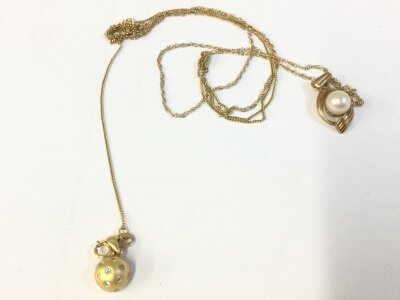 Two 9ct gold necklaces with small pendants. 4g