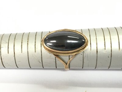 A 14ct gold ring.
