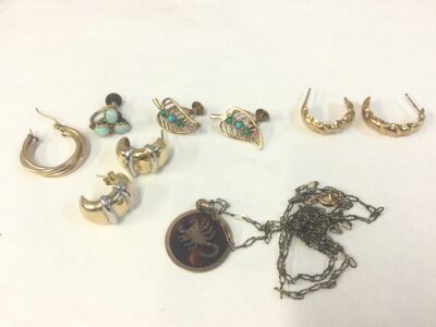 Mixed gold Jewellery including earrings. 12.6g