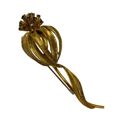 A 1970s Italian 18ct yellow gold brooch in the form of a poppy seed pod, set with sapphires, 7.5cm. 14.9g
