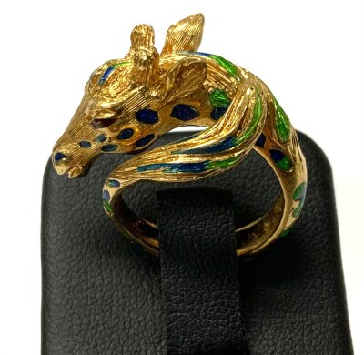 A fine 18ct gold and guilloché enamel ring in the form of a giraffe, Size K, 11g