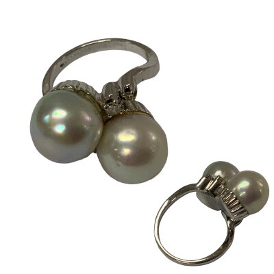 An unmarked 18ct white gold diamond and cultured pearl ring (2 x 9.6mm cultured pearls), Size I.