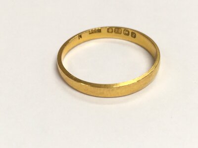 A 22ct gold band.
1.92g