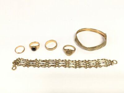 A collection of assorted 9ct gold jewellery items. 38.28g