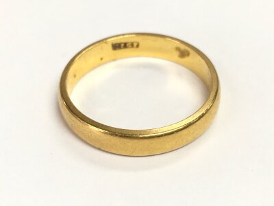A 22ct wedding band. Size Q and 4.48g
