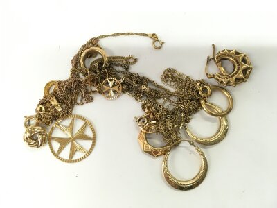 A collection of assorted 9ct gold jewellery 
16.80g
