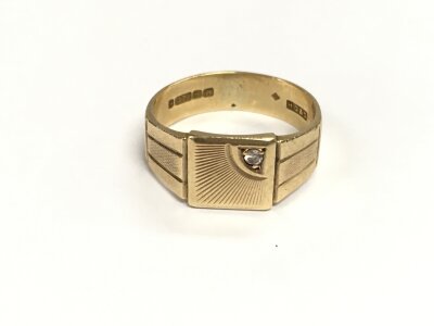 A 9ct gold gents ring set with small diamond. 4.47g and size R