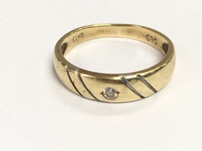 A 14ct gold ring set with small diamond. Size J and 2.60g