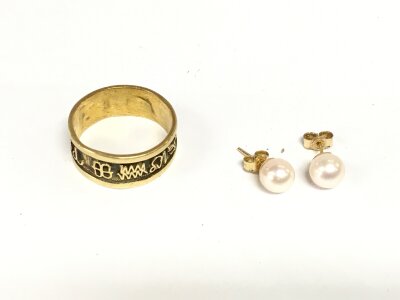 A n unmarked gold ring (14ct) and a pair of pearl earrings.
6.89g