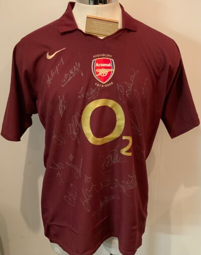 Arsenal 2005 - 2006 Signed Football Shirt: Redcurrent XL shirt with 19 hand signed autographs in silver pen including Henry. C/W plaque for framing.