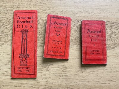 Arsenal Fixture Card Collection: Official 1924/25 1927/28 1928/29. After the war there is 53/54 57/58 58/59, 6 from the 60s. From 70/71 there is a complete run to 2015/16. Others include Evening Standard for 57/58 59/60 69/61 61/62 63/64. Nicely kept in folder.