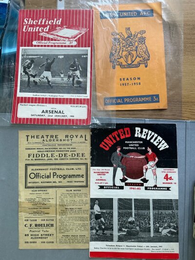 Arsenal Away Postponed Football Programmes: Folder full of postponed or abandoned matches occasionally with tickets. Includes 43/44 Aldershot, 54/55 Sheffield United, 57/58 Leeds, 61/62 + 62/63 Manchester United, 68/69 Romford Met League. 68/69 Sheffield Wednesday comes with ticket, Chelsea (ticket only), 76/77 Birmingham with ticket, 79/80 Middlesbrough with ticket, 81/82 Tottenham with ticket.
(30+ programmes)