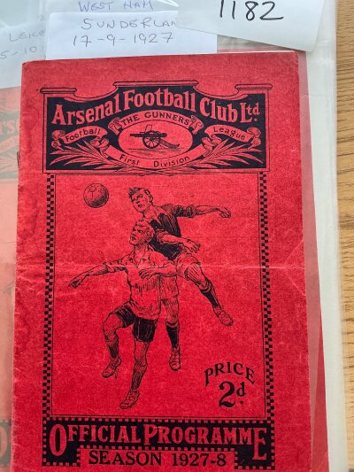1927 - 1928 Arsenal v Sunderland Football Programme: For the match played on 17 9 1927. Rusty staples holding firm. No writing.