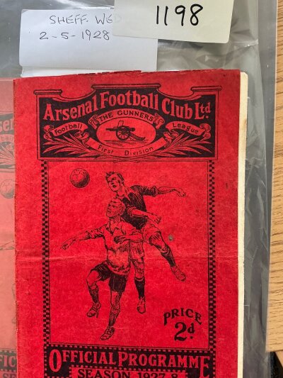 1927 - 1928 Arsenal v Sheffield Wednesday Football Programme: For the match played on 2 5 1928. Rusty staples removed. Score and attendance noted.