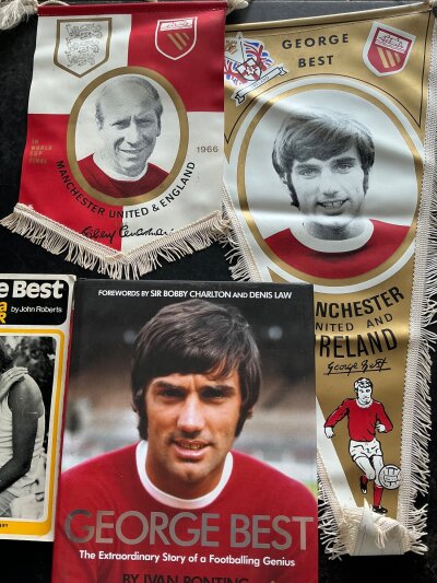 Manchester United Football Memorabilia Box: Original George Best + Bobby Charlton pennants, books relating to Best plus books on their European matches by Jimmy Murphy and more.