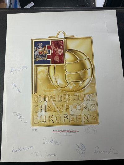 Manchester United 1968 Signed Football Print: European Cup Final winning print made in 1998 to celebrate the 30th anniversary of the great win. Hand signed by Law Dunne Charlton Stiles Sadler Crerand Kidd and Stepney. Tear at top border which could be trimmed off.