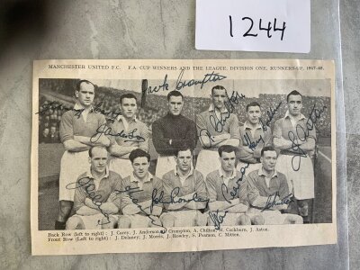 1948 Manchester United FA Cup Winners Fully Signed Picture: 7 x 4.5 inch magazine picture fully signed by all 11 pictured. Man Utd were also runners up in division one. Nice item.