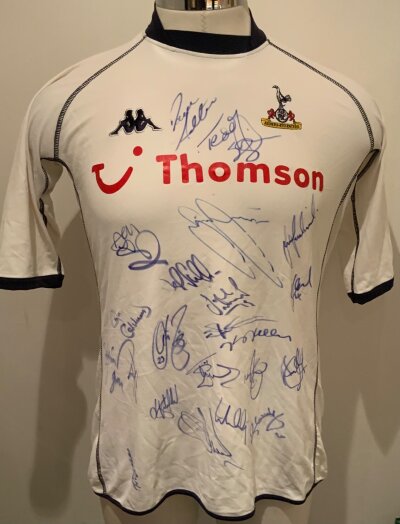 Tottenham 2002 - 2004 Fully Signed Player Issue Football Shirt: White short sleeve home shirt made by Kappa with Thomson advertisement. Rear has number 29 Davies and front has 22 autographs including Anderton Sheringham Ferdinand Sullivan Freund Acimovic Blondel Keller Davies and Redknapp. Obtained by Davies personally but with no sleeve badging.