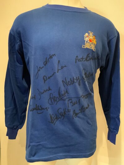 Manchester United Multi Signed 1968 European Final Football Shirt: Toffs replica long sleeve blue shirt signed to front without dedication by 10 players not including George Best.