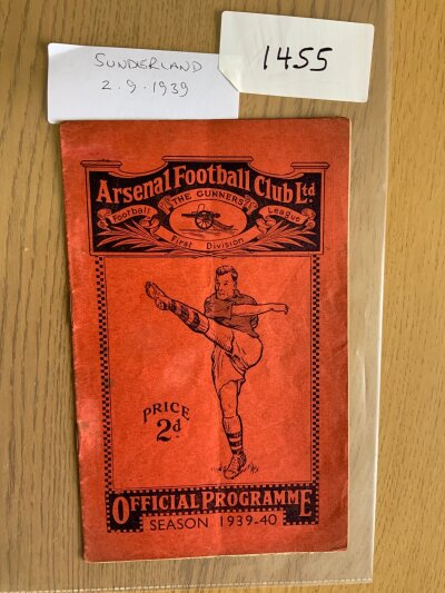 Arsenal 1939 - 1940 v Sunderland Football Programme: Truncated season dated 2 9 1939 in good condition with no team changes.