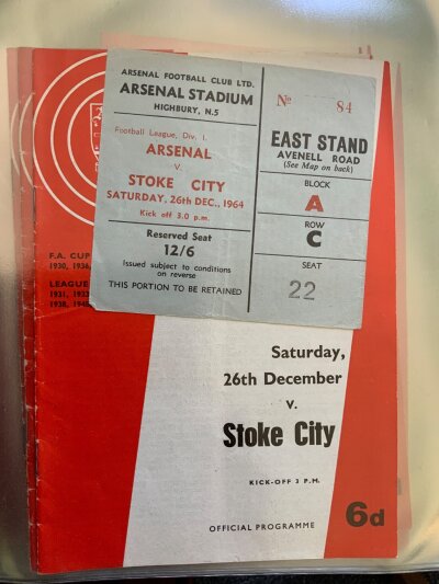 Arsenal 64/65 Home Football Programmes + Tickets: 21 programmes all accompanied by tickets excluding Manchester United. Very good except for Chelsea ticket. (41)