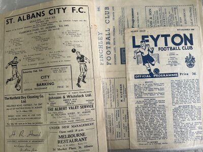 Non League Football Programmes: Mainly early to mid 1960s but a few earlier in good condition within collectors folder. Mainly Southern based teams with Essex and Kent strongly represented. (125)