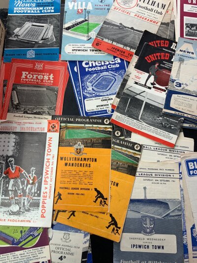61/62 Ipswich Town Away Football Programmes: From the famous championship winning season there are friendlies at Arsenal Kettering, FA Cup replay v Luton at Arsenal, Norwich. Whilst not complete of league games there is duplication. Mainly good. (61)