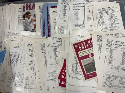 West Ham Home Reserve + Youth Home Football Programmes: Mainly homes from the late 70s onwards to include many single sheets and Bubbling Under versions. Very good condition with duplication. (Est 450+)