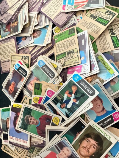 Football Cards+ Memorabilia Box: Many A+ BC from various series plus newspapers, 1970 World Cup wall chart, Typhoo Tea cards, Topical Times cards and much more. Instructions to sell.