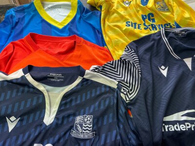 Southend United Football Shirts: Replica modern shirts in adult sizes in good condition to include a remake of the 85/86 home shirt. (5)