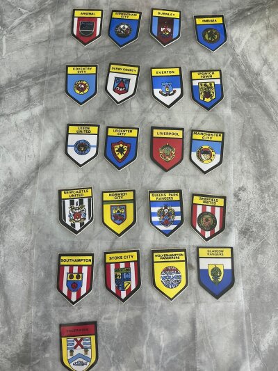 Babs Soccer Shield Football Cards: Team badges from the hard to obtain set including Liverpool Leeds Chelsea Arsenal Norwich and Wolves. (21)