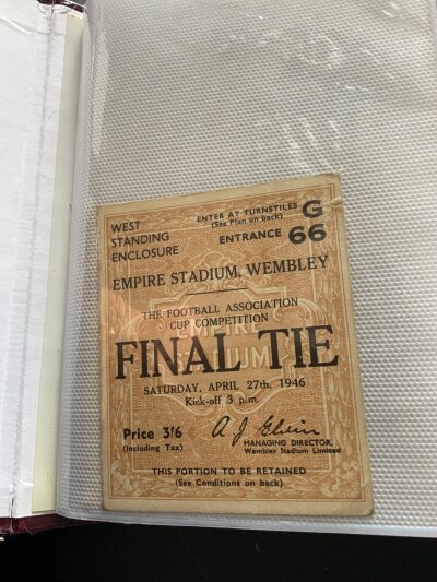 Wembley FA Cup Final Football Tickets: Complete set of 61 post war tickets from 1946 u til the last match in 2000 including all replays. Nicely presented in collectors folder.