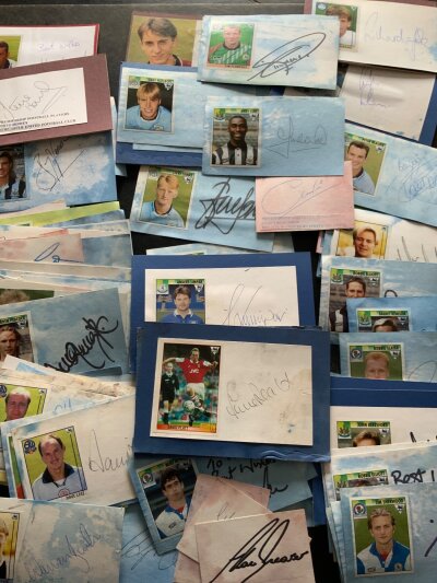 Football Autograph Collection: Large quantity of 90s autographs on a cards which have possibly had some water damage. Autographs still clear and often a trade card has been attached to identify player. Wide range of bigger clubs. (Est 180+)