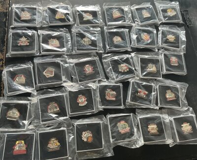 Manchester United Football Badge Collection: Each badge is sealed in a plastic bag with Nan Utd hologram and is displayed in small cardboard box. There are 30 badges each relating to an honour they have achieved in their history from 1908 league champions through to 2011 Charity shield. (30)