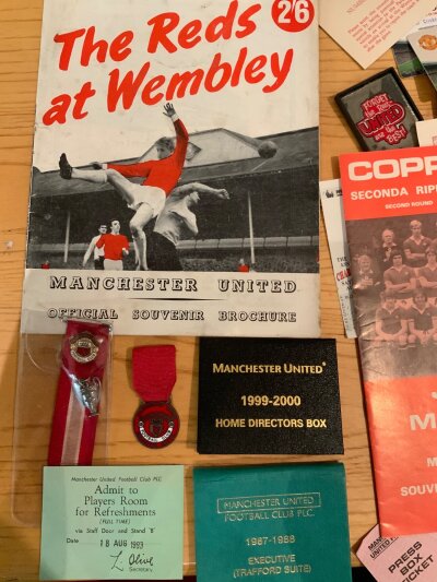 Manchester United Football Memorabilia: includes badges Directors box season ticket for 99/00, programmes, 1963 FA Cup brochure, 1972 brochure and more.