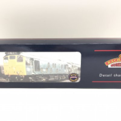A Boxed Bachmann Class 25/1 Bo-Bo Diesel D5211 Green #32-325.