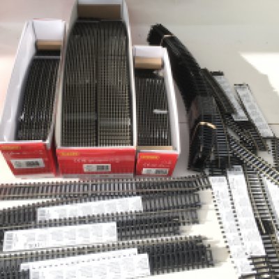A collection in excess of 80 pieces of 00 gauge new railway track pieces by Hornby including R605..R8262.. R8261 and others. No reserve