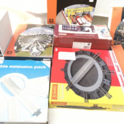 A collection of of boxed model railway accessories including track items and buildings. Manufacturers include Hornby..Gaugemaster and others mainly 00 gauge. Note Hornby turntable has a NOT WORKING note attached but has not been tested. No reserve