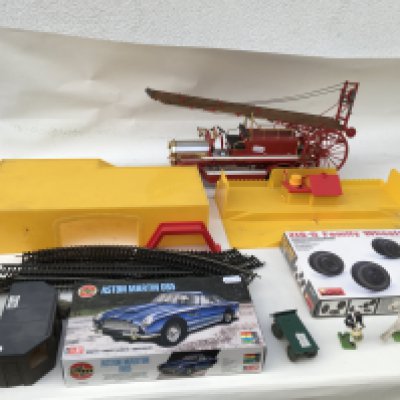 A collection of mixed model items by Hornby..Airfix..Britains etc. includes 00 track..model fire engine.. Britains figures plus other assorted pieces. No reserve
