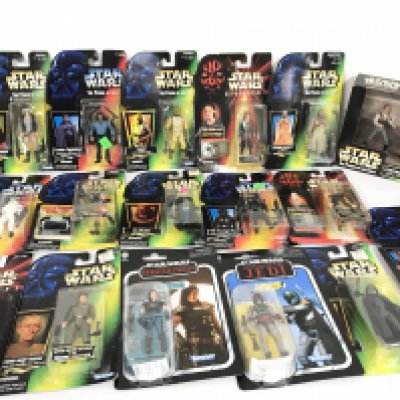 A Collection of Carded Modern Star Wars Figures. Including Power Of The Force and a Cantina Showdown. No Reserve.