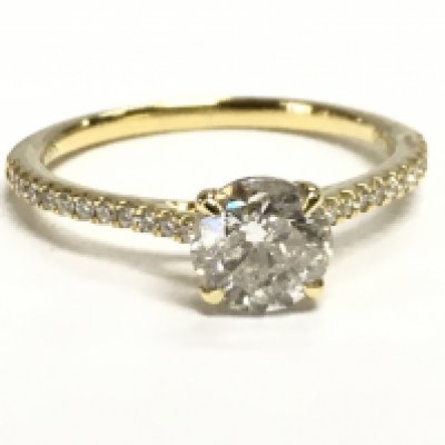 18ct yellow gold RBC diamond solitaire ring with R/C diamond set shoulders. Centre diamond 1.10ct . Shoulder diamonds 0.12ct . Size M, 2.1g total weight. 