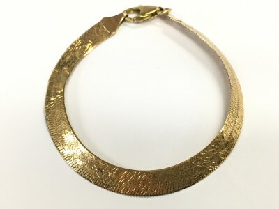 A 9ct gold bracelet, 5.6g total weight.
